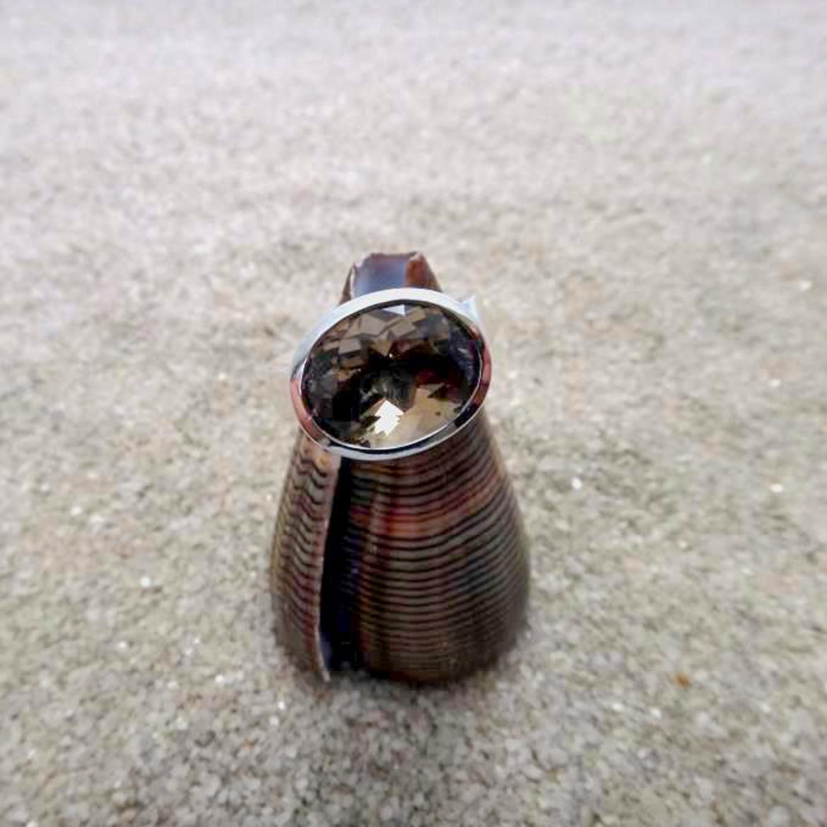 Ring-Rauchquarz-Muschel